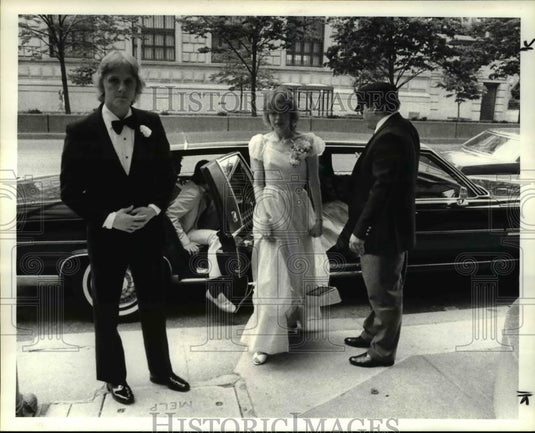 1984 Press Photo Randy Elkins & Cheryl Letson arriving on Limo at West tech Prom - Historic Images