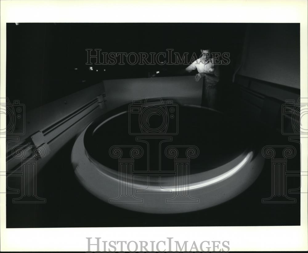 1979 Press Photo Midland Ross Corp.worker testing Helicopter formation lights - Historic Images