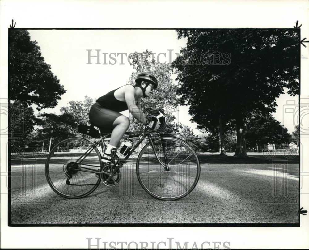 1985 Press Photo The biker with his complete biking gear - Historic Images