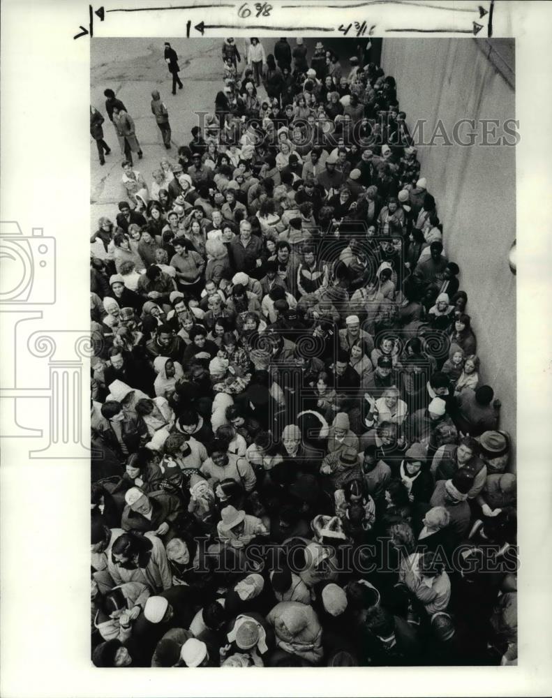 1984 Press Photo Crowds outside Convention Ctr for Salvation Army gift giving - Historic Images