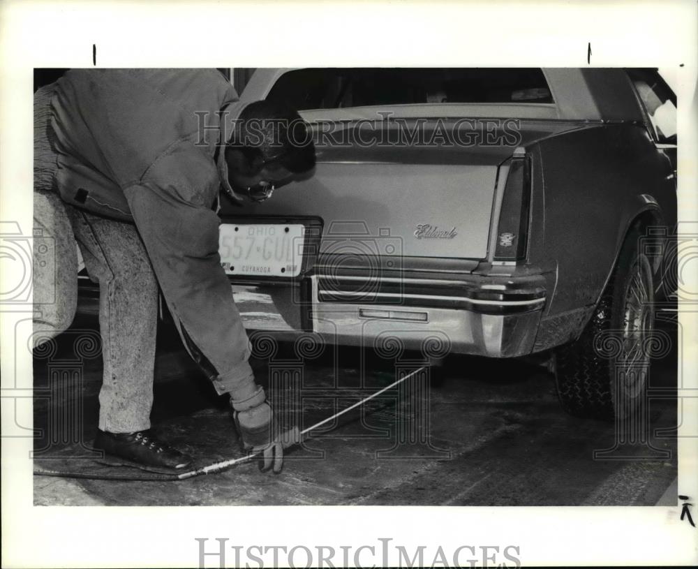 1990 Press Photo Dewit Bailey, station manager of the testing auto emissions - Historic Images