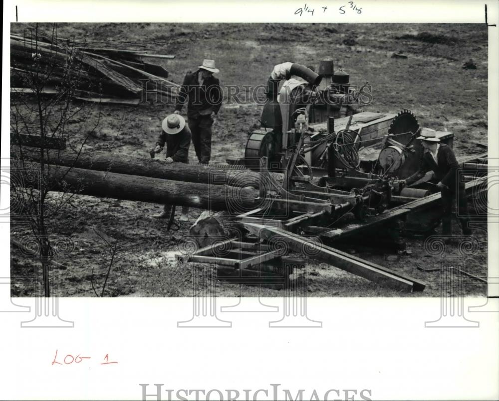 1991 Press Photo Amish gentlemen reassemble their saw mill after moving - Historic Images