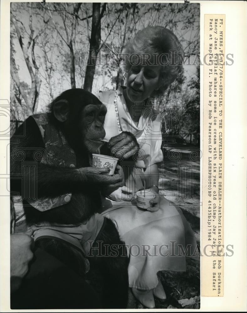 1984 Press Photo Nancy Jane Tetzlaf shares ice cream with chimp Jay Jay - Historic Images