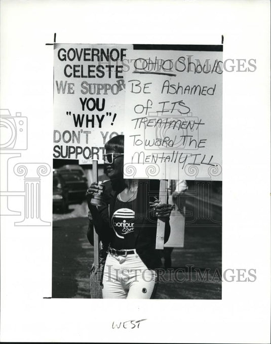 1990 Press Photo Jackie McCraney, employee with Western Reserve Psychiatric - Historic Images