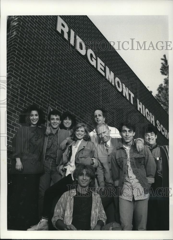 1986 Press Photo Dean Cameron &amp; Cast Members of Fast Times - Historic Images