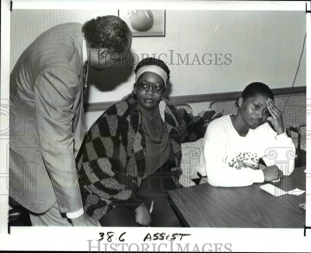 1989 Press Photo The Low Income People Together with CMHA director E. Williams - Historic Images