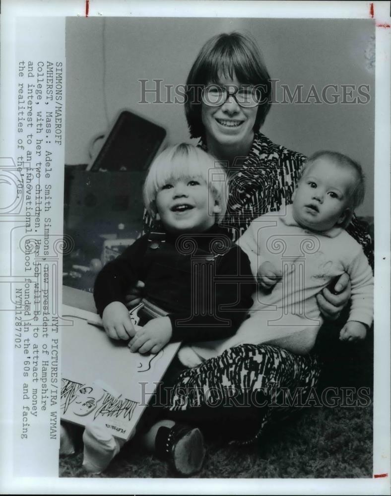 1977 Press Photo Adele Smith Simmons President Hampshire College &amp; Her Children - Historic Images