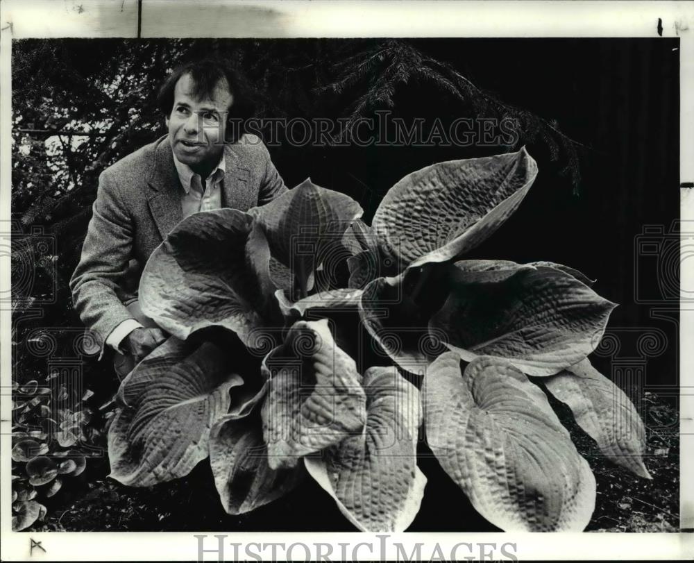 1986 Press Photo Sandy Ozan with Hosta Francis Williams - Historic Images