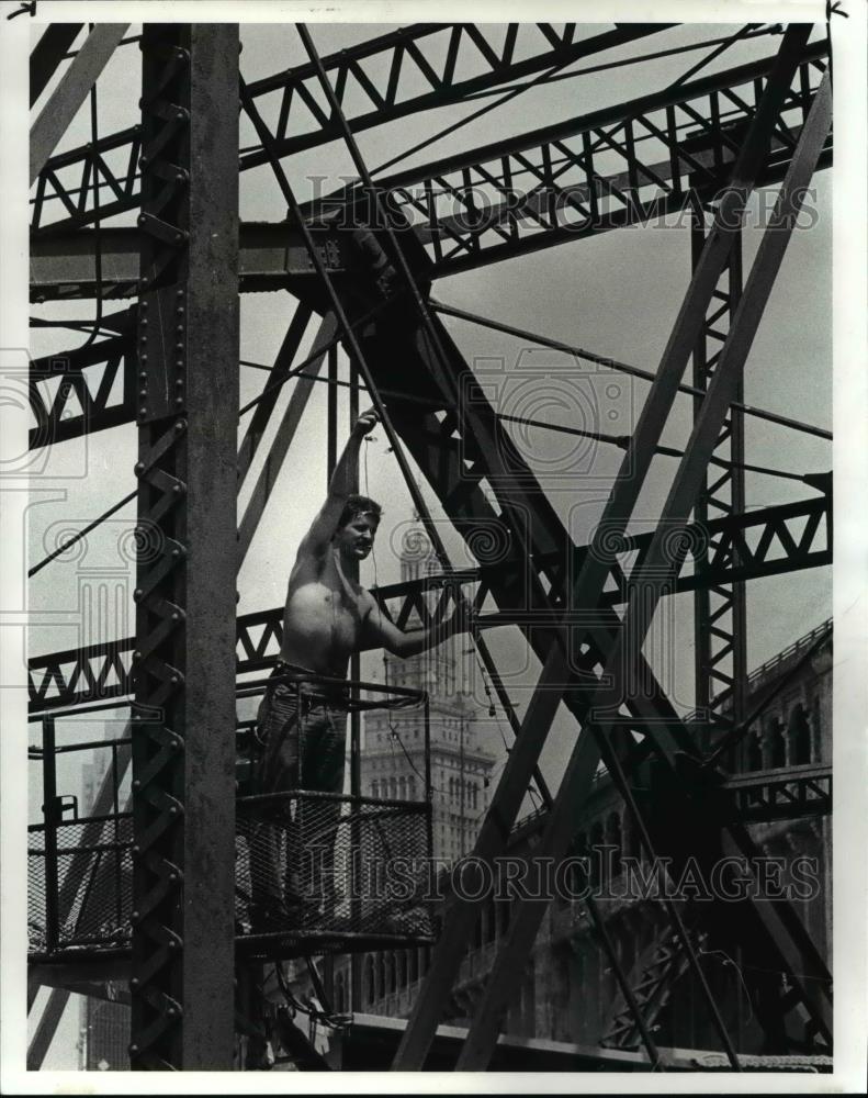 1985 Press Photo Removal of lights on Center Street Bridge by Chris Domnick - Historic Images