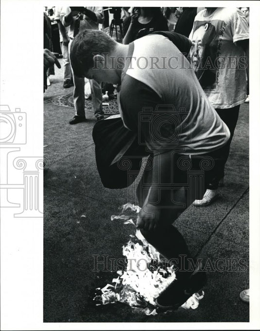 1990 Press Photo Flag burning - Historic Images