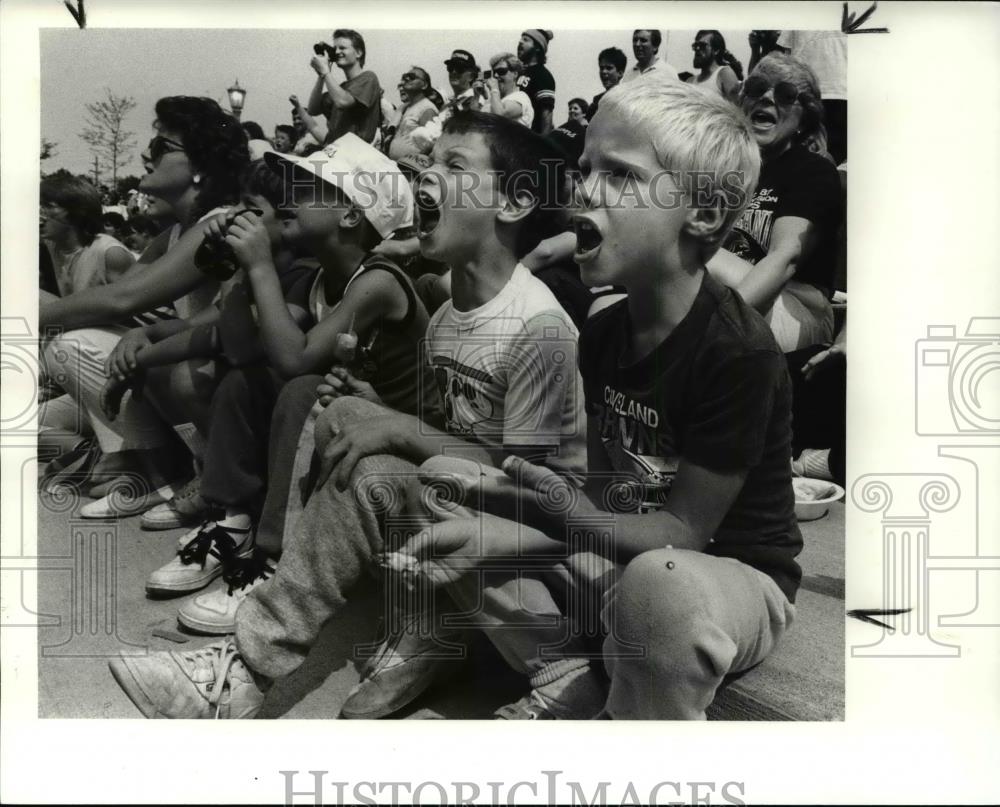 1988 Press Photo Patrick Holder, 7 and his brother Nicholas Holder of Cleveland - Historic Images