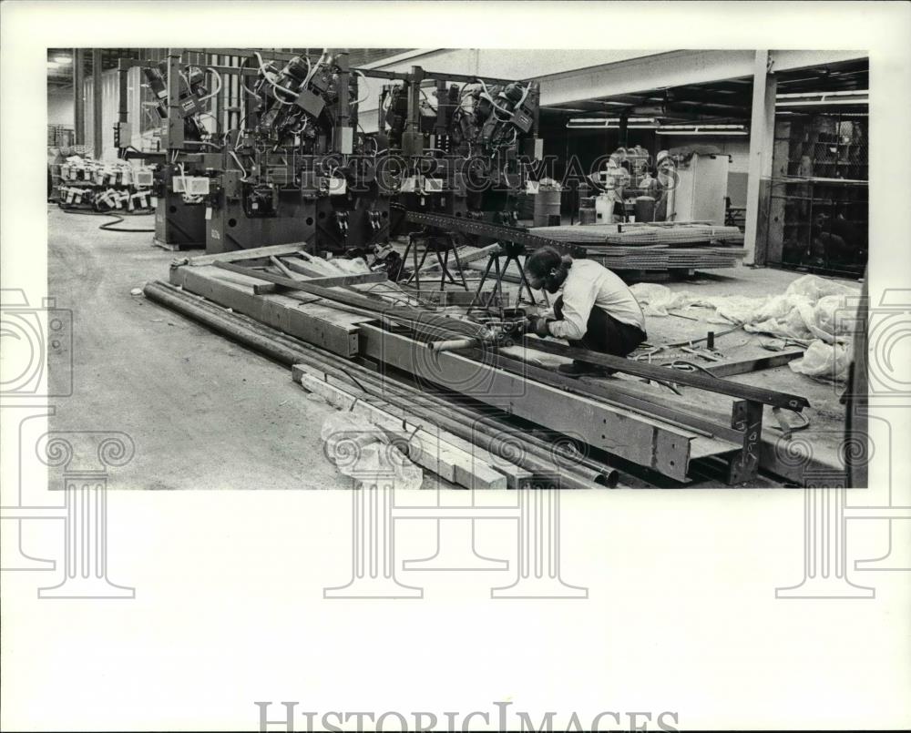 1980 Press Photo Equipment being placed in Dearborn Engine Plant Ford Motor Co. - Historic Images