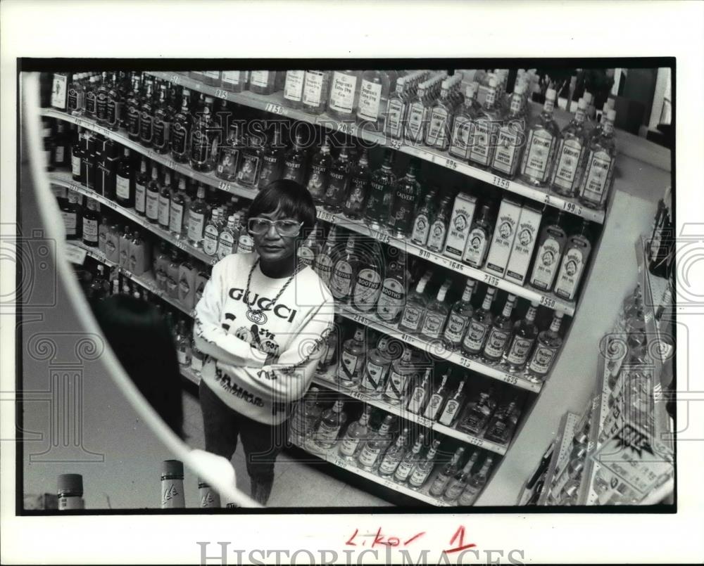 1991 Press Photo The State Liquor Store with manager June Keyes - Historic Images