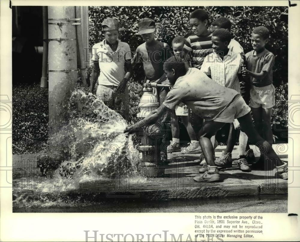 1988 Press Photo The boys playing with the fire hydrants - Historic Images