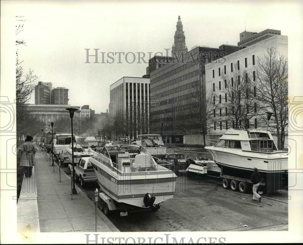 1980 Press Photo The traffic jam of boats and trucks loaded with boats - Historic Images