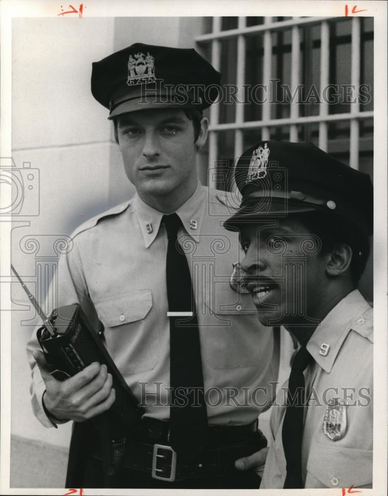 1975 Press Photo Perry King, Dorian Harewood in Foster &amp; Laurie - Historic Images