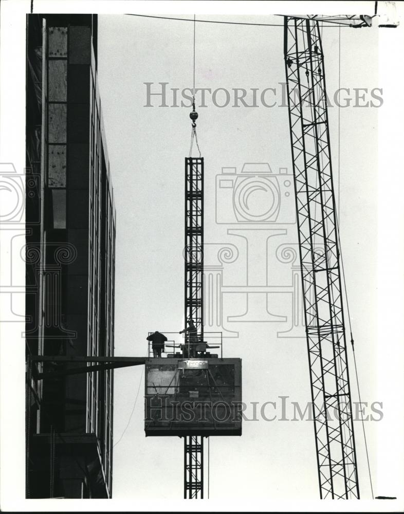 1990 Press Photo Work men working on the 15 story office building Renaissance SQ - Historic Images