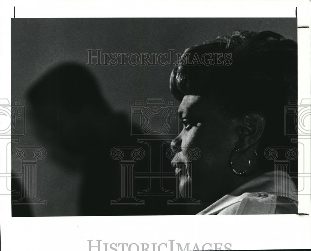 1991 Press Photo Mary Williams, mother of fatally shot by police gives statement - Historic Images