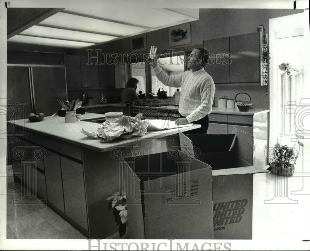 1988 Press Photo The unpacking of items after the moving by the Moving Industry - Historic Images