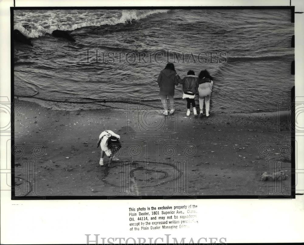 1988 Press Photo Beach - Historic Images