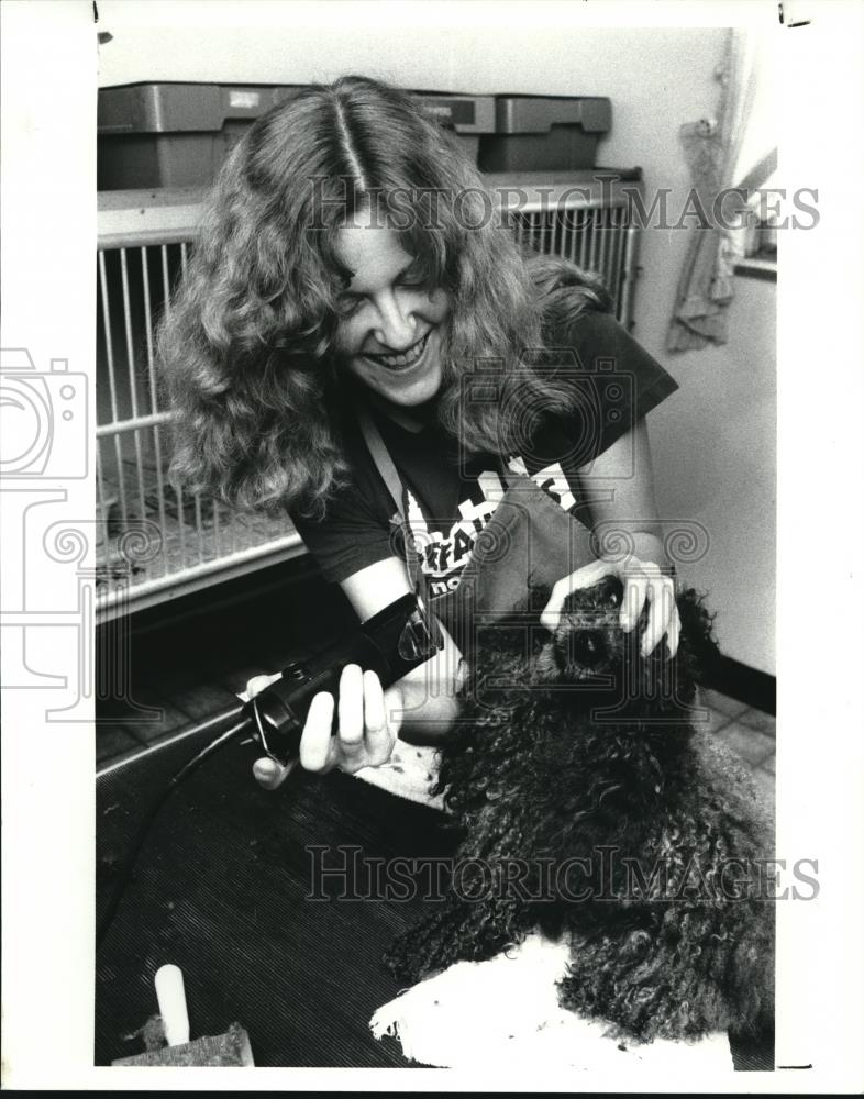 1986 Press Photo Hope Miller, Animal Protective League volunteer - Historic Images