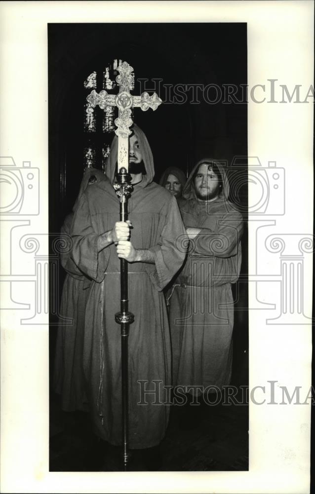 1987 Press Photo Scott Gerus leads the monks with cross during Trinity Festival - Historic Images