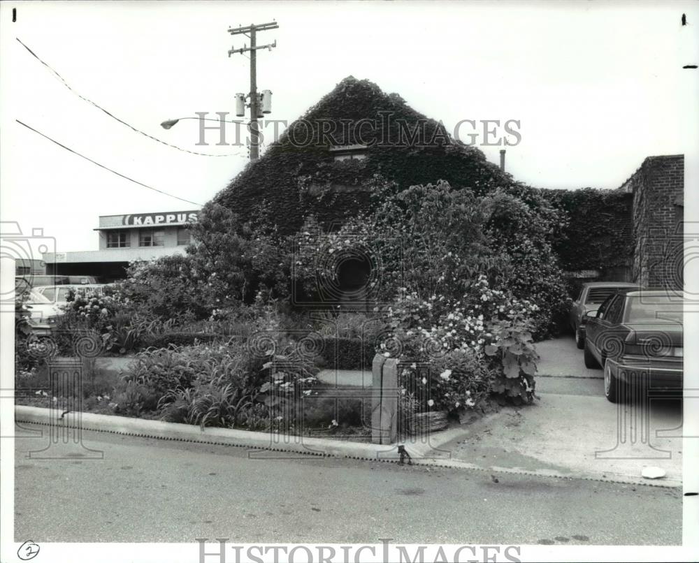 1989 Press Photo Secret garden front - Historic Images