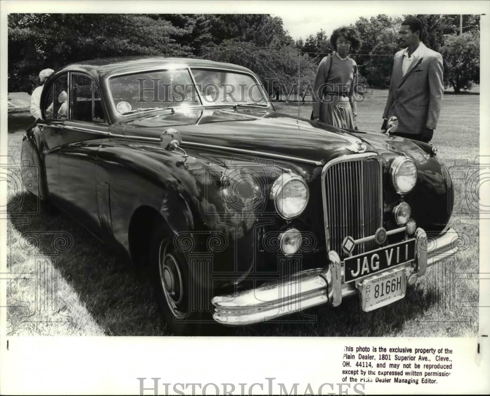 1988 Press Photo Karen Gervious and Robert Hayes with the Jaguar - Historic Images