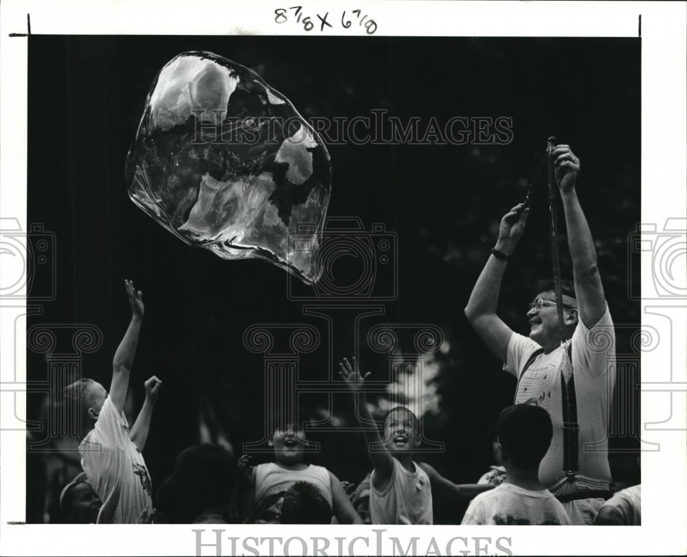 1981 Press Photo Keith Evans makes a bubbled with his invention the Bubble Thing - Historic Images