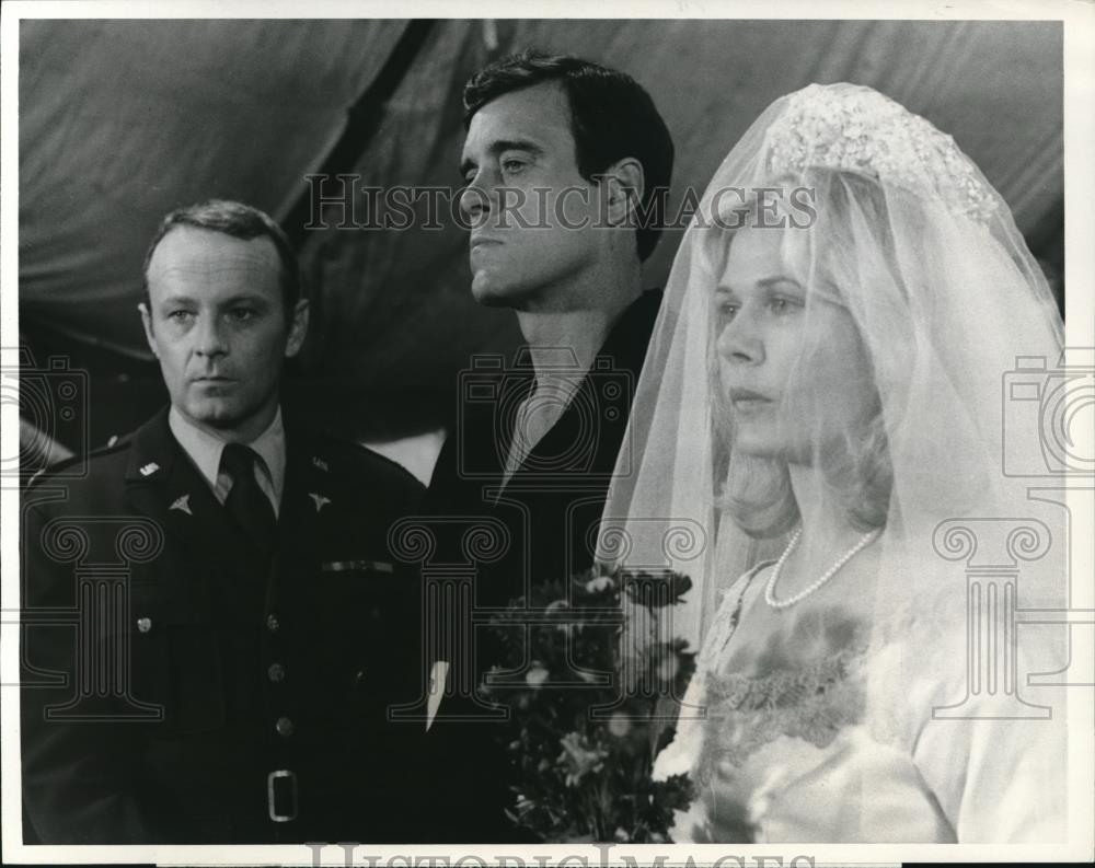1977 Press Photo Larry Linville, Beeson Carroll and Loretta Swit in MASH - Historic Images