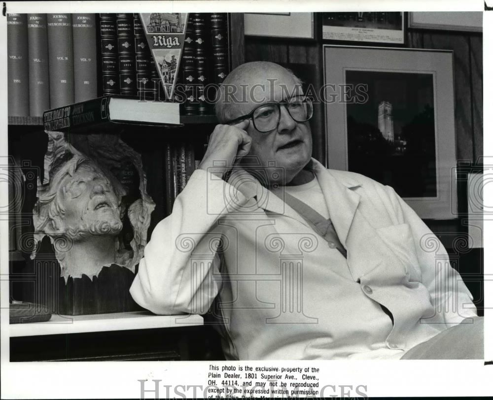 1988 Press Photo Dr. Robert J. White, Metro General Hospital neuro surgeon - 565 - Historic Images