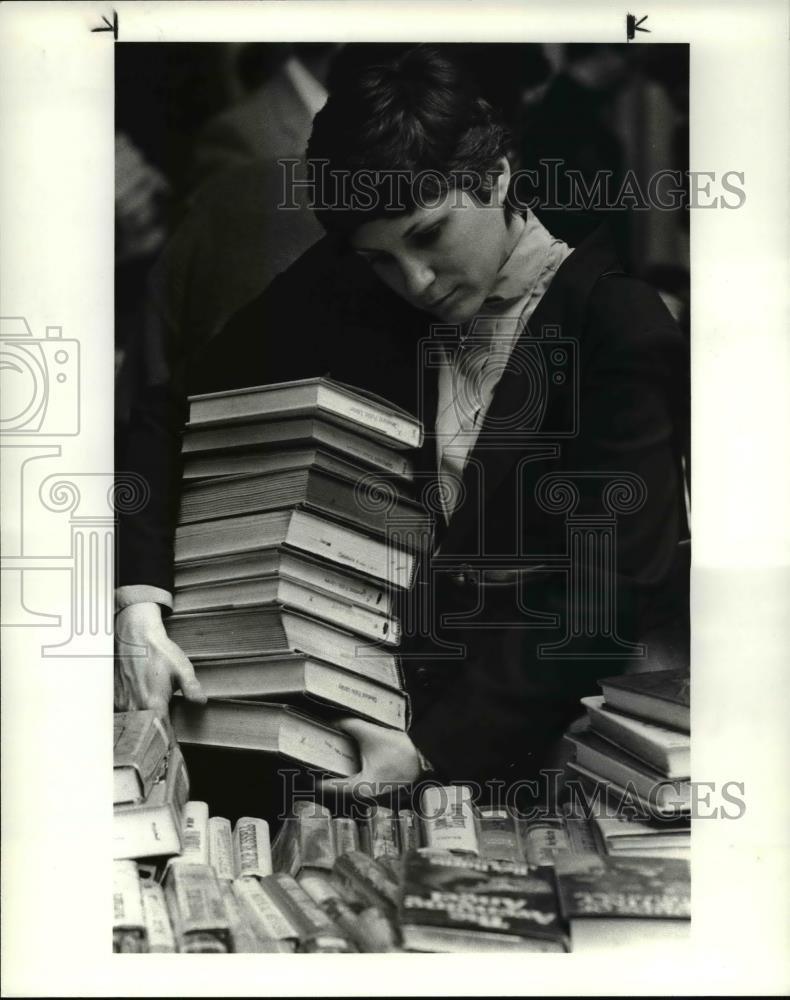 1985 Press Photo Linda McGarry at the Friends of the Library sale - Historic Images