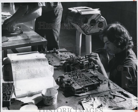 1977 Press Photo Students working on Automatic Truck Transmissions - Historic Images