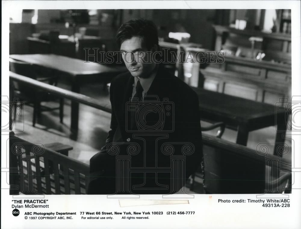 1998 Press Photo Dylan McDermott in &quot;The Practice&quot; - Historic Images