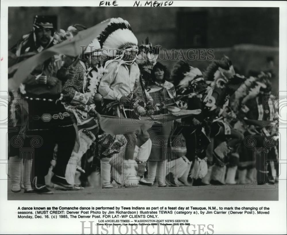 1985 Press Photo A dance known as the Comanche dance is performed by Tewa - Historic Images