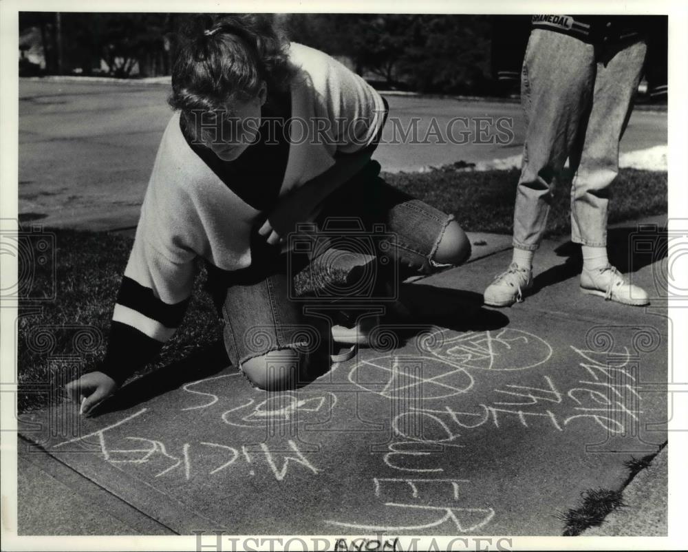 1990 Press Photo Katie Keller of Avon Lake High School Draws Graffiti - Historic Images