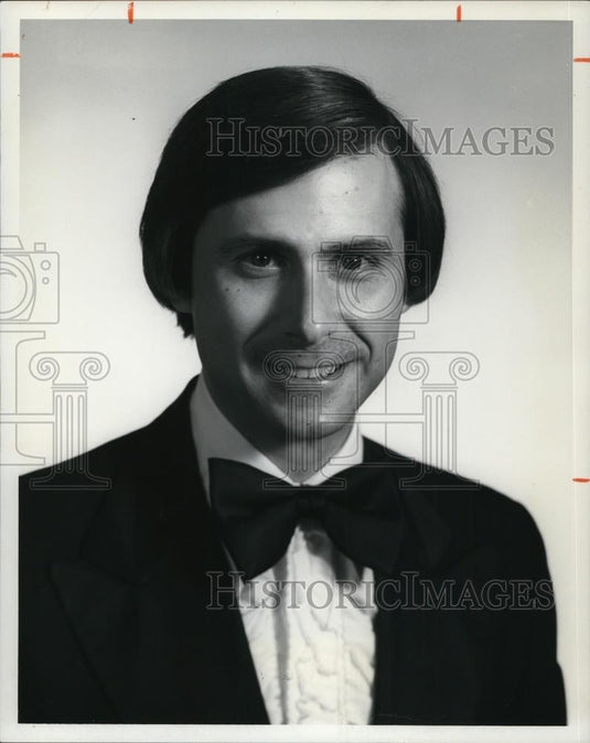 1977 Press Photo Elliott J. Prtner, singer - Historic Images