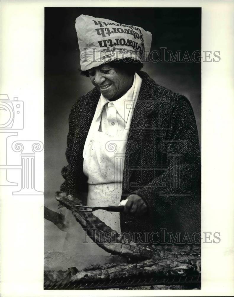 1988 Press Photo Margaret Banks cooks ribs in the rain on Euclid Ave - Historic Images