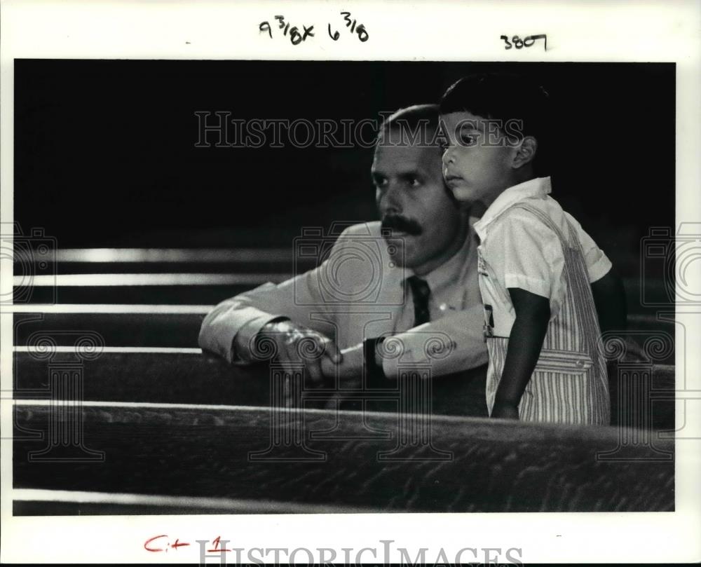 1991 Press Photo Two year old Erick Thompson with his father Steve - Historic Images