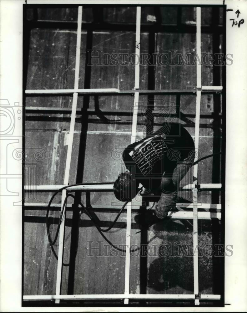 1989 Press Photo The Cleveland Playhouse carpenter, Tom Kiousis - Historic Images