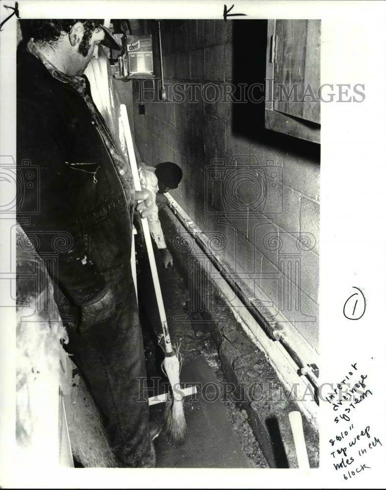 1985 Press Photo Waterproofing basement - 432 - Historic Images