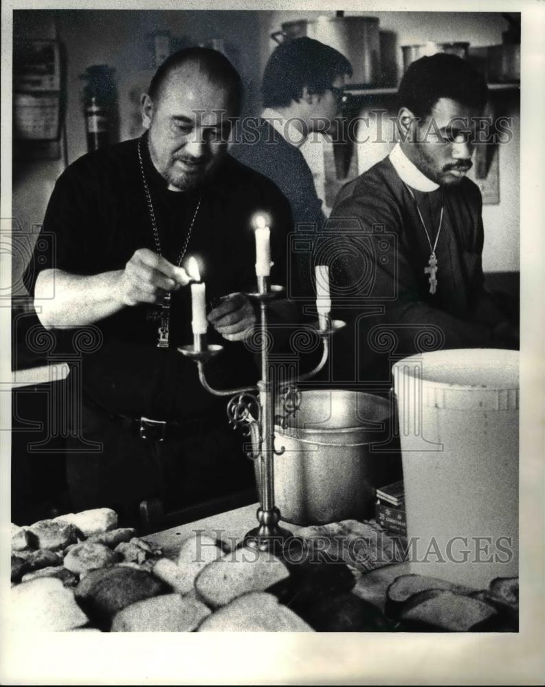 1981 Press Photo Preparing meals at St. Herman&#39;s Hospitality House - Historic Images