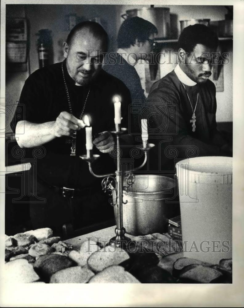 1981 Press Photo Preparing meals at St. Herman's Hospitality House - Historic Images