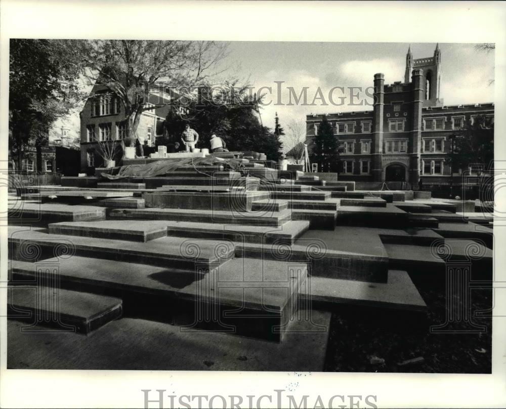 1986 Press Photo Athena Tacha sculpture at the CWRU Mather Colleges - Historic Images