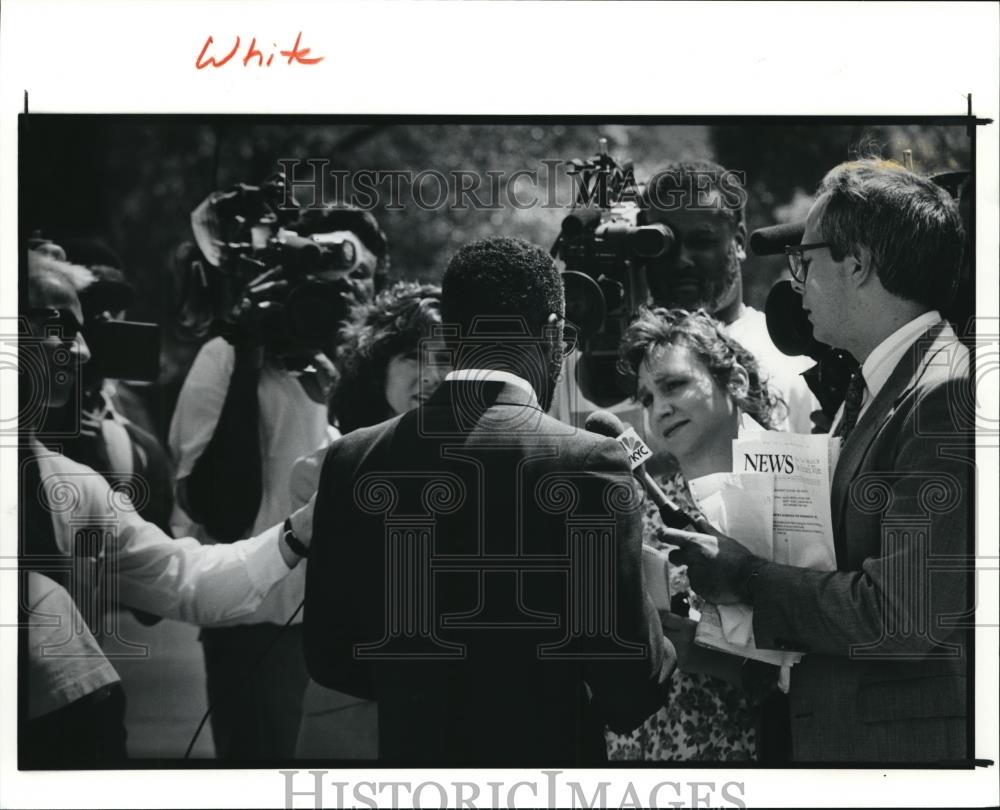 1991 Press Photo Mayor Mike White with the reporters after the ribbon cutting - Historic Images