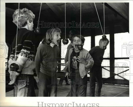 1982 Press Photo The kids at the Happy Days Visitor Center during the Halloween - Historic Images