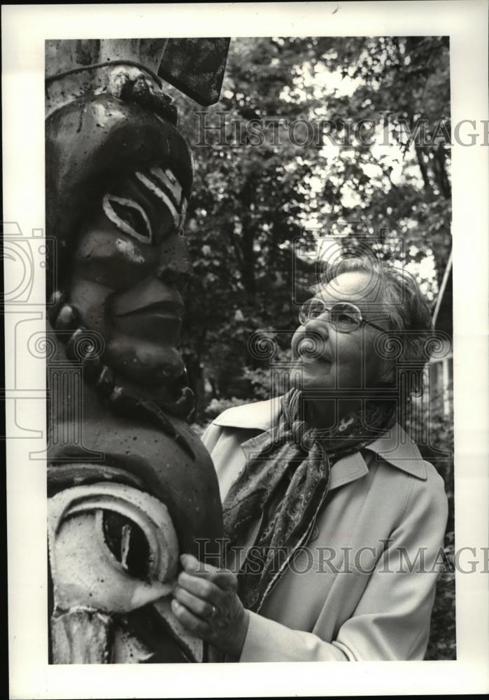 1981 Press Photo Visitor and totem pole at Indian Ridge Museum - Historic Images