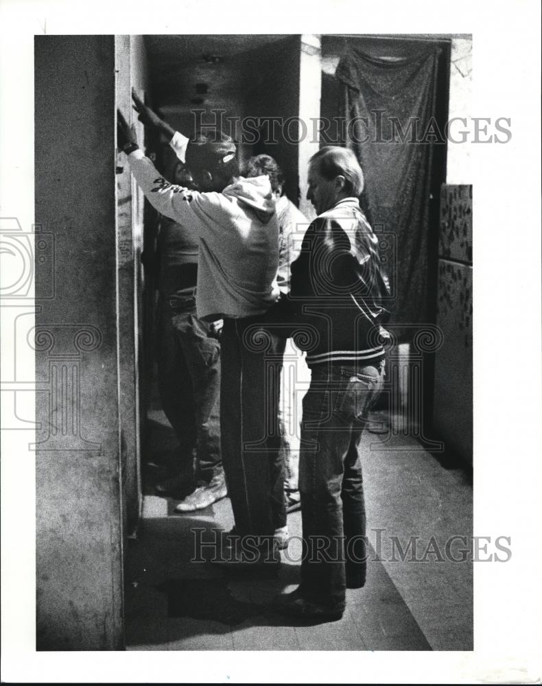 1988 Press Photo Cleveland narcotics detectives during a drug search - Historic Images