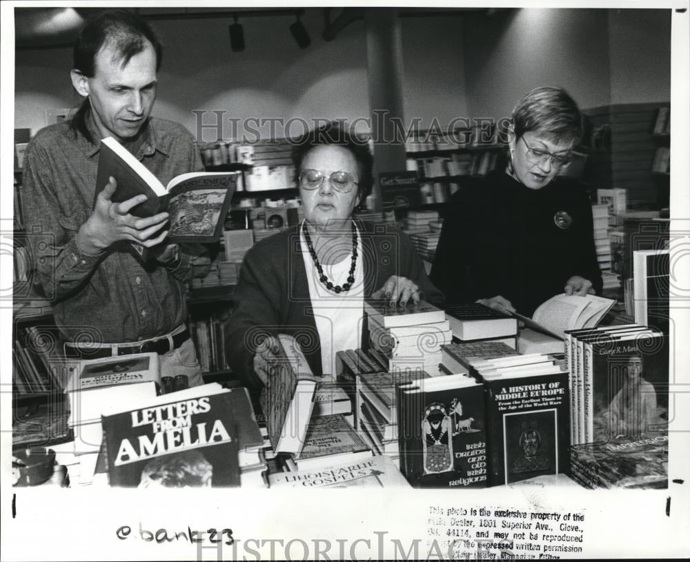 1989 Press Photo Linn Hopkins, Joella Burgoon and Kim Sherwin book browsing - Historic Images