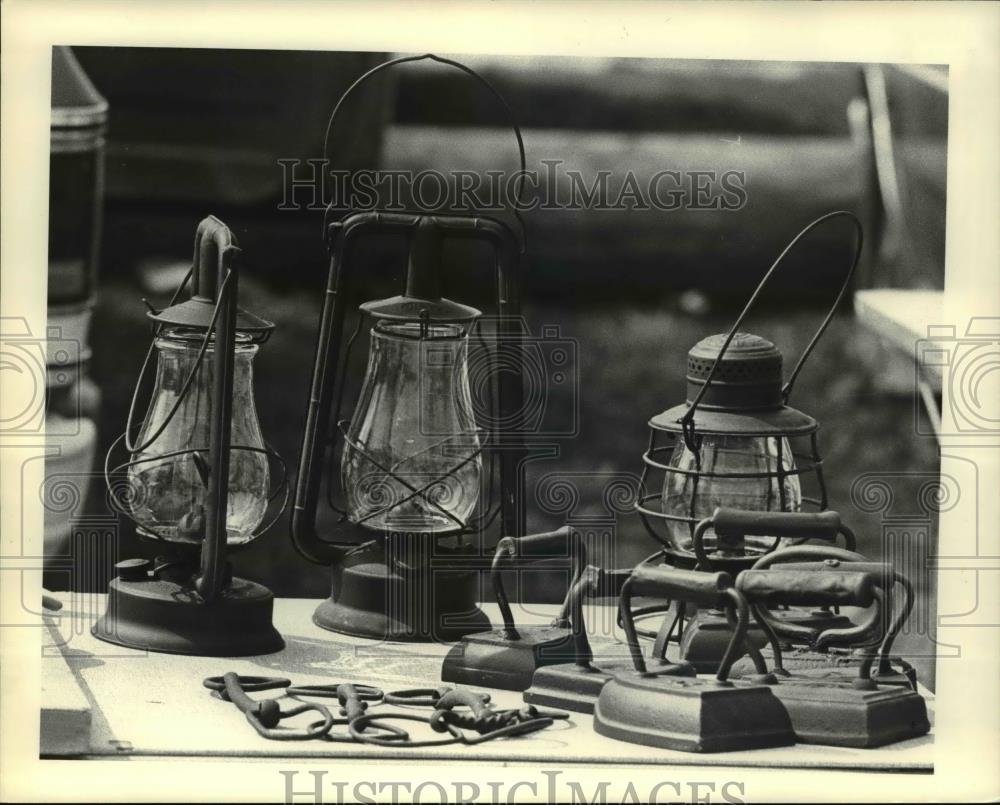 1980 Press Photo The goods for sale at the Aurora Flea Market - Historic Images